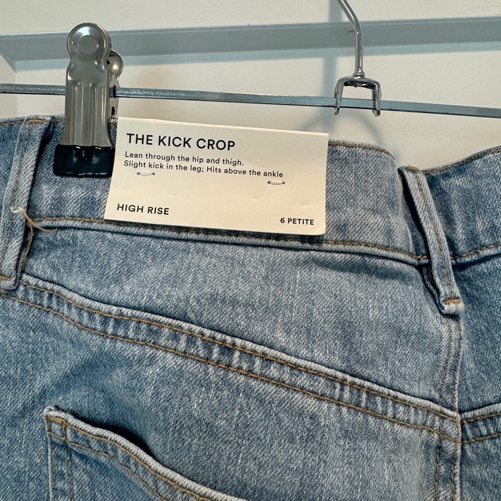 Ann Taylor the kick crop in size 6 Petite. New with tags. High rise.